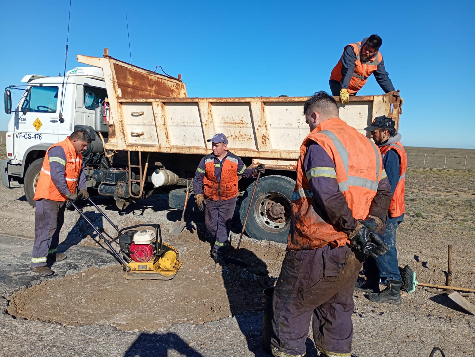 Vialidad Provincial avanza con trabajos de mantenimiento vial y colaboración comunitaria