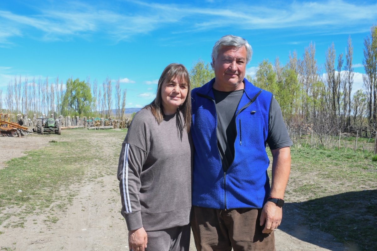 Fabián junto a Patricia en su chacra.