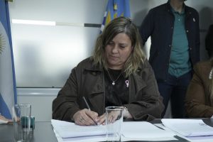 Salud firmó un convenio para acompañar a las familias en los procesos de adopción