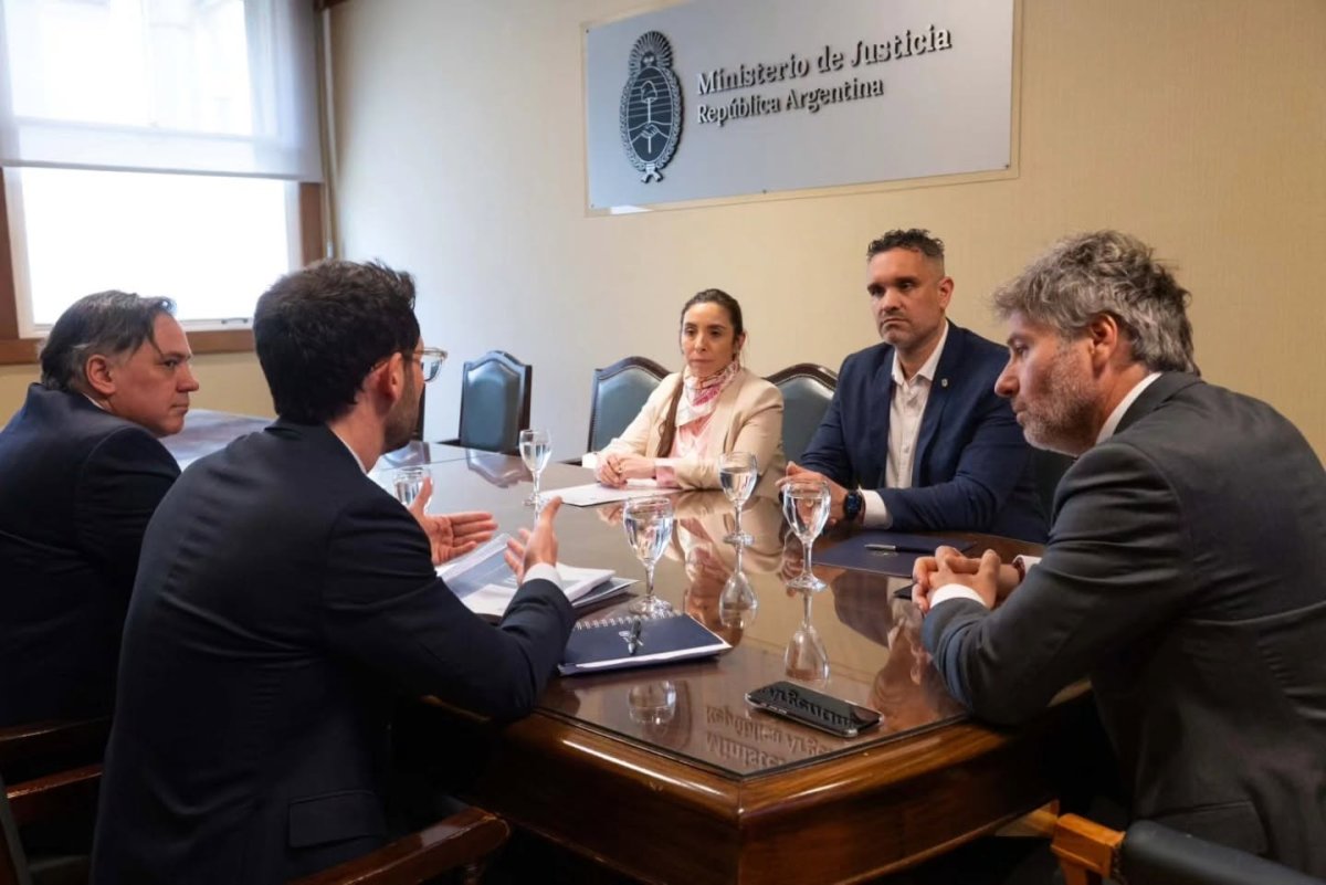 Georgion recibió los manuales del Sistema de Registro de Supervisores de Régimen Penal Juvenil por parte de Nación