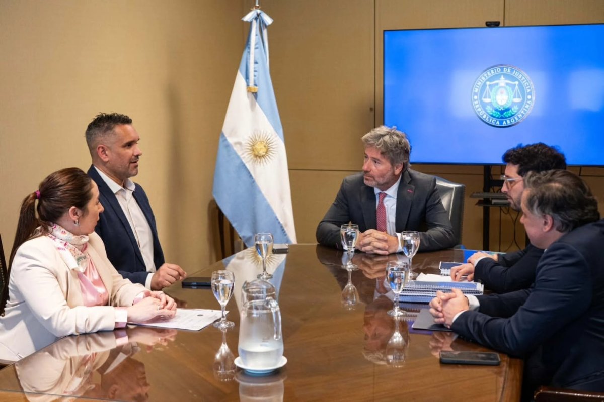 Georgion recibió los manuales del Sistema de Registro de Supervisores de Régimen Penal Juvenil por parte de Nación