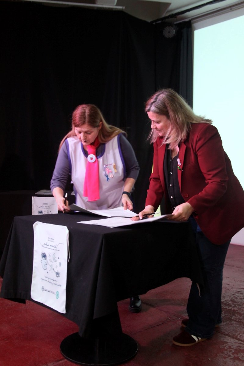 La ministra Lorena Ross junto a autoridades de las fundaciones durante la firma del acuerdo.