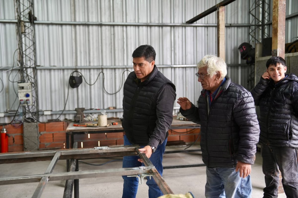 El gobernador Vidal visitó el taller de Igor Soto en Perito Moreno.