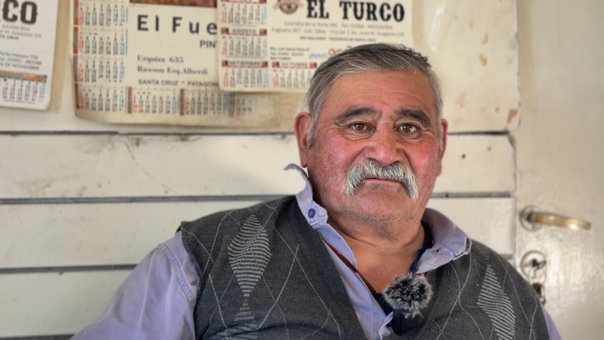 Después de tantos inviernos, Cristóbal Chipailaf disfruta de su casa calefaccionada.