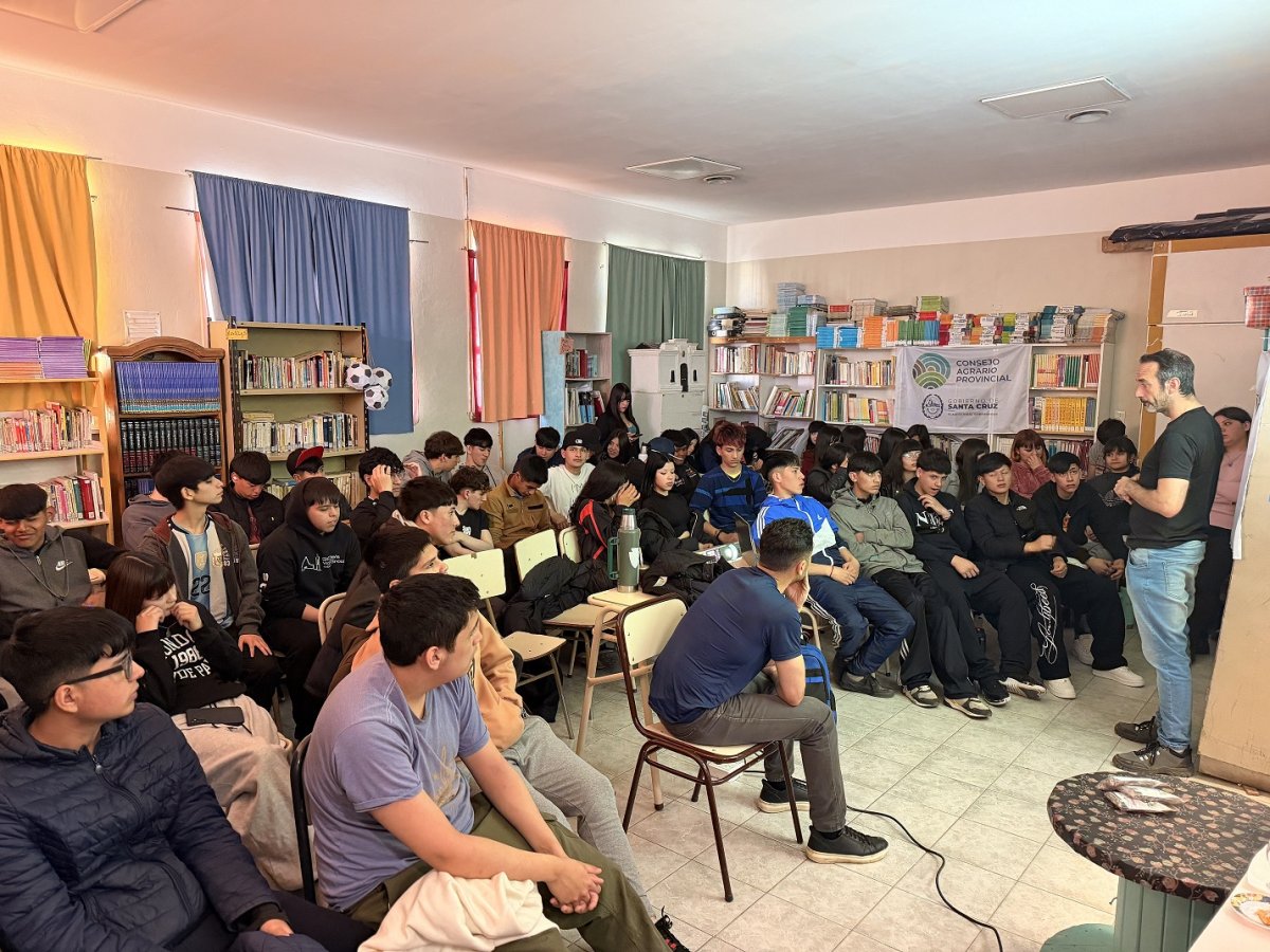 Activá Tu Huerta en el CPES Nº 18 del barrio Evita.