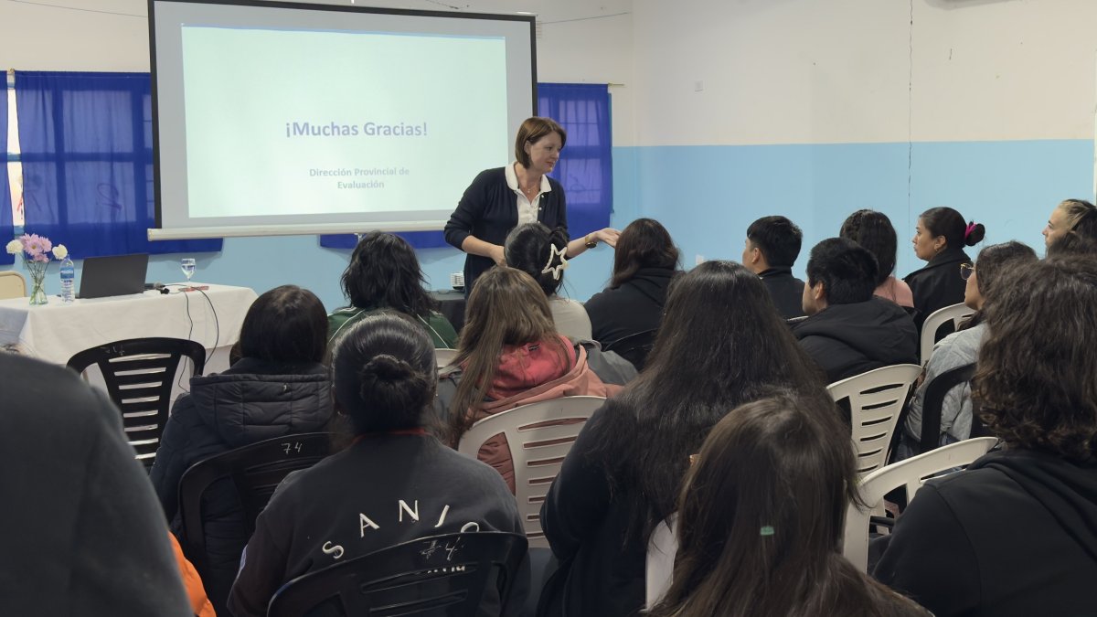 Impulsaron una jornada de trabajo sobre evaluación y estrategias pedagógicas en el IPES de Caleta Olivia