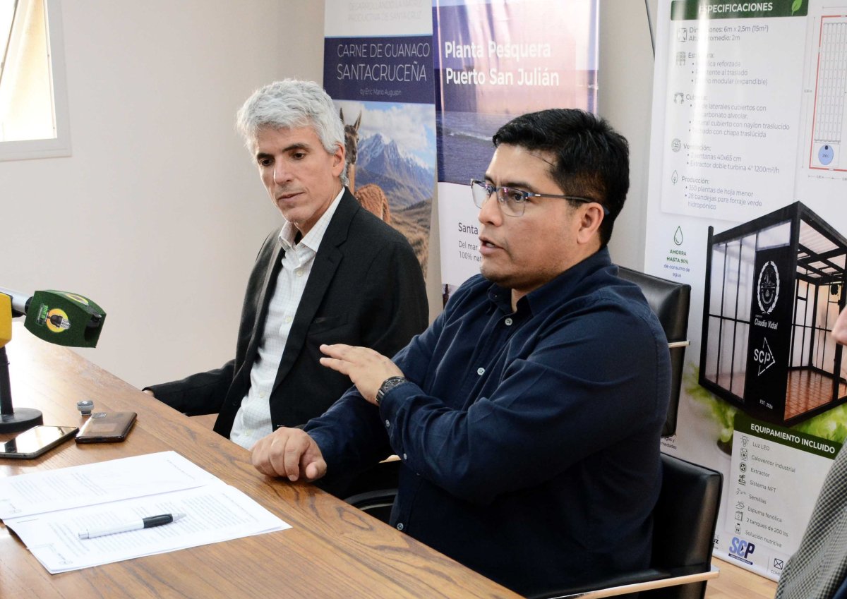 El vicepresidente de Alianza Petrolera Argentina, Pedro Martínez Cereijo junto al gobernador Claudio Vidal.