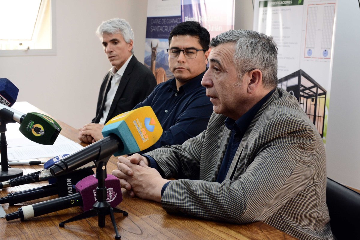 Ministro de Energía y Minería, Jaime Álvarez en la firma del contrato con Alianza Petrolera.