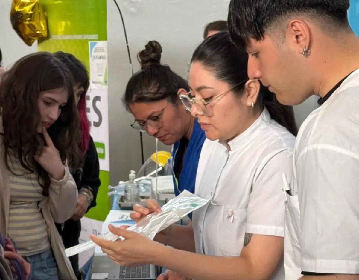 El Hospital Regional Río Gallegos muestra la diversidad de la enfermería en la Expo Carreras 2026