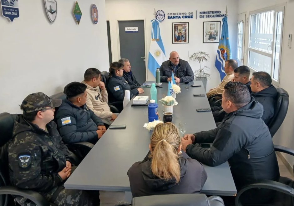Reunión de trabajo en la sede del Ministerio de Seguridad en Caleta Olivia.