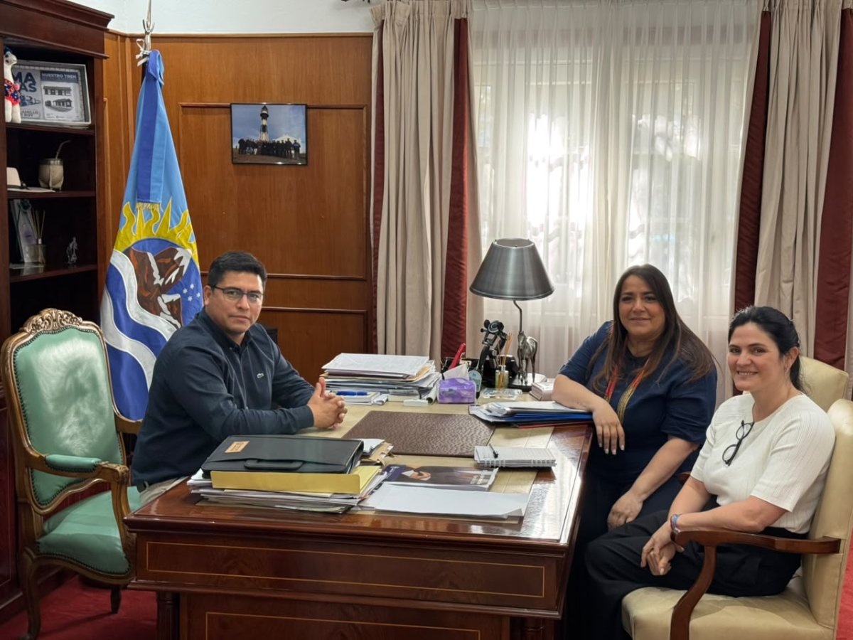 Claudio Vidal recibió a la intendenta de Piedra Buena para avanzar en la finalización de viviendas y el Plan Veredas