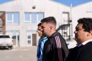 Vidal se reunió con los deportistas santacruceños y les entregó la nueva indumentaria para los Juegos de la Araucanía