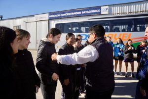 Vidal se reunió con los deportistas santacruceños y les entregó la nueva indumentaria para los Juegos de la Araucanía