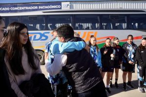 Vidal se reunió con los deportistas santacruceños y les entregó la nueva indumentaria para los Juegos de la Araucanía