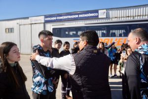 Vidal se reunió con los deportistas santacruceños y les entregó la nueva indumentaria para los Juegos de la Araucanía