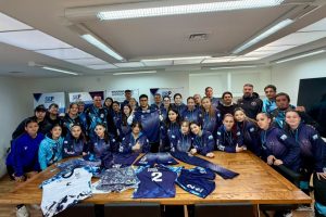 Vidal se reunió con los deportistas santacruceños y les entregó la nueva indumentaria para los Juegos de la Araucanía