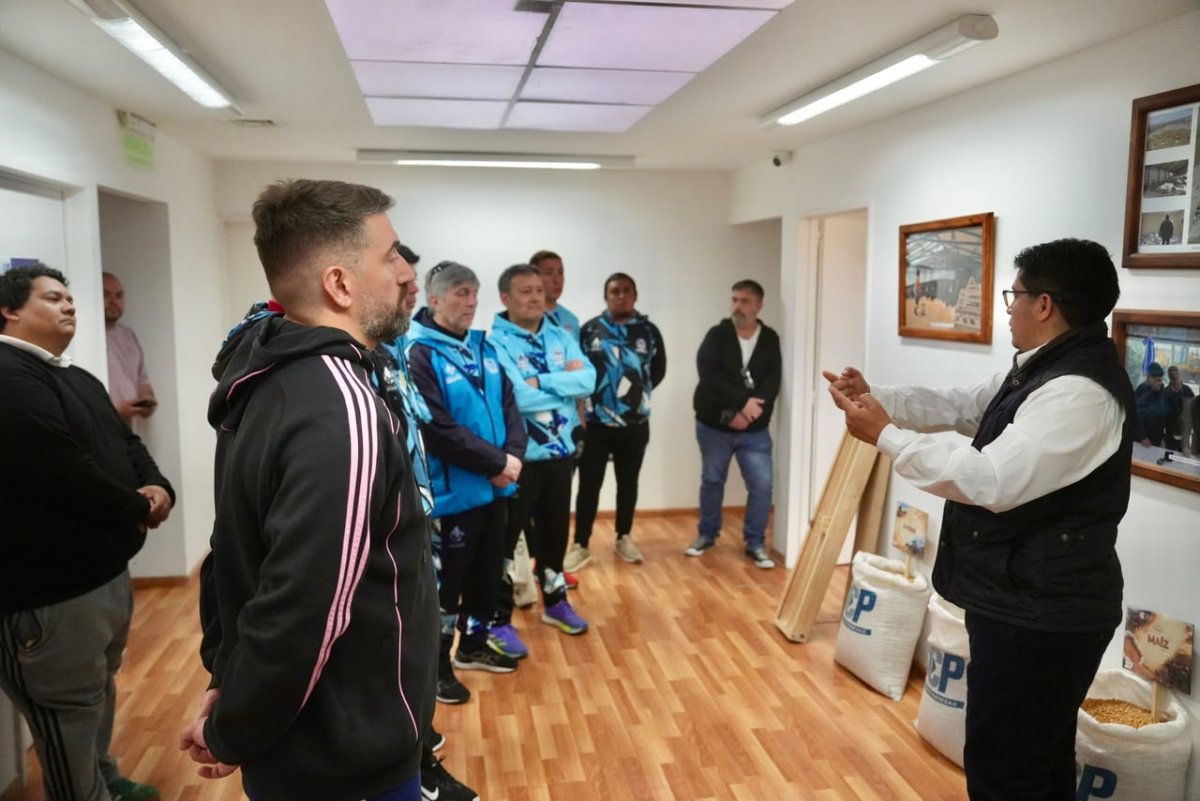 Vidal se reunió con los deportistas santacruceños y les entregó la nueva indumentaria para los Juegos de la Araucanía