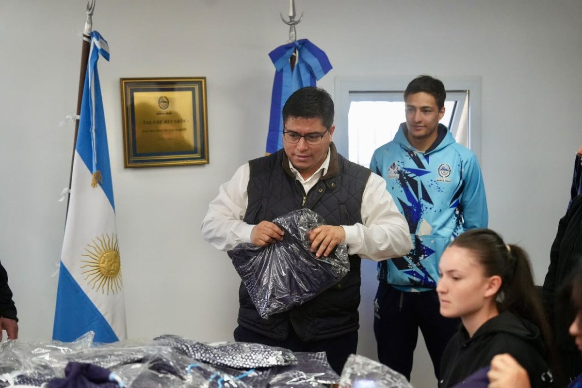 Vidal se reunió con los deportistas santacruceños y les entregó la nueva indumentaria para los Juegos de la Araucanía