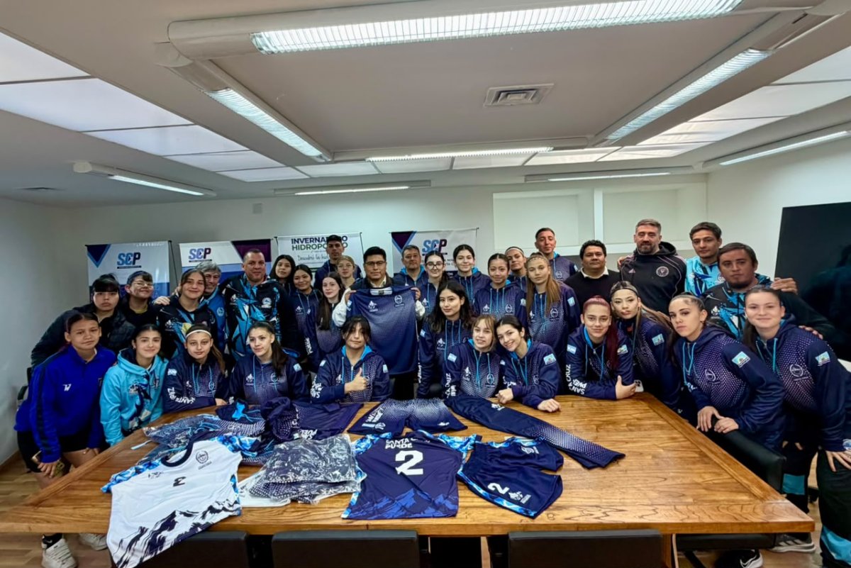 Vidal se reunió con los deportistas santacruceños y les entregó la nueva indumentaria para los Juegos de la Araucanía
