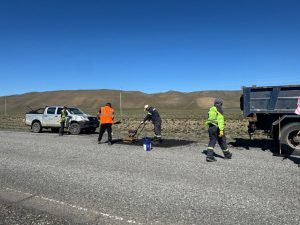 Vialidad realizó trabajos de mantenimiento en Puente – Ruta Provincial Nº 21 y bacheo en la Ruta Provincial Nº 11 