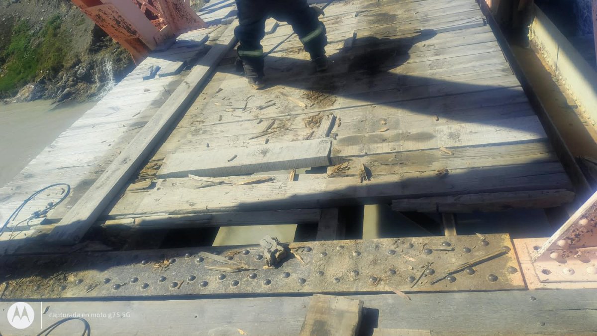 Vialidad realizó trabajos de mantenimiento en Puente – Ruta Provincial Nº 21 y bacheo en la Ruta Provincial Nº 11