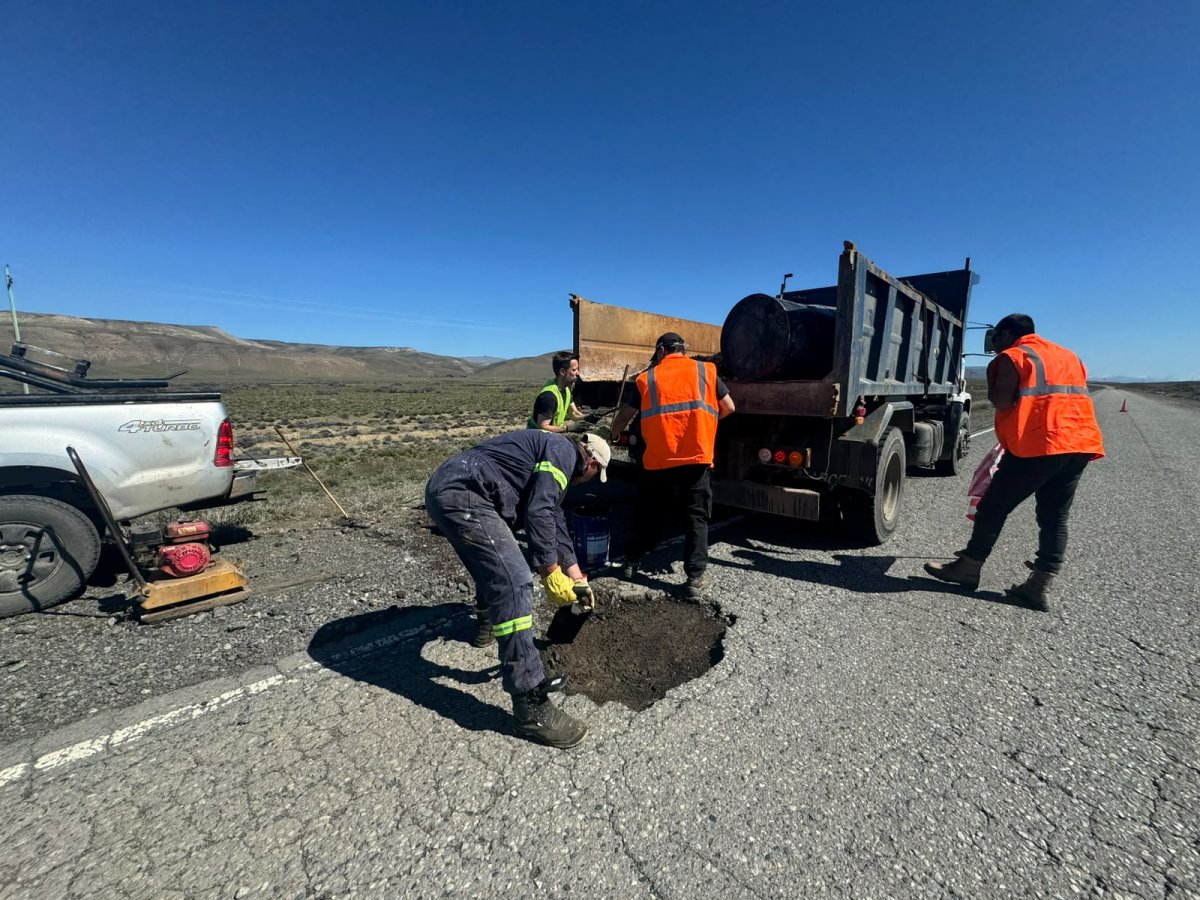 Vialidad realizó trabajos de mantenimiento en Puente – Ruta Provincial Nº 21 y bacheo en la Ruta Provincial Nº 11