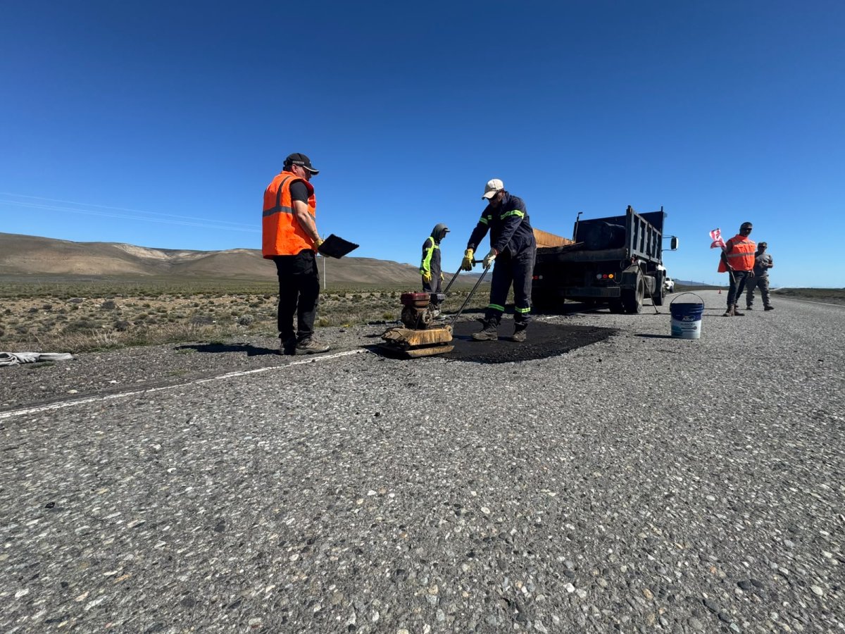 Vialidad realizó trabajos de mantenimiento en Puente – Ruta Provincial Nº 21 y bacheo en la Ruta Provincial Nº 11