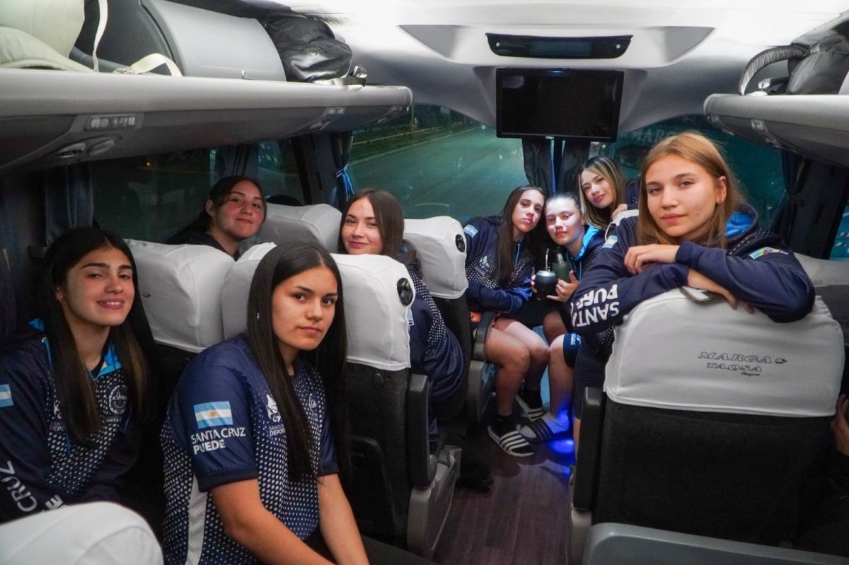 Delegación de deportistas que anoche partieron a Caleta Olivia rumbo a Valdivia, Chile.
