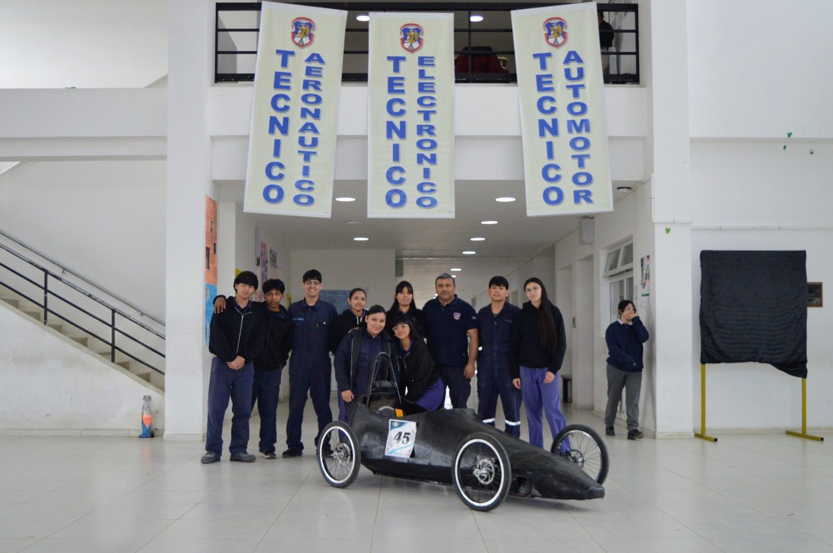 El vehículo eléctrico de emisión cero identificado con el Auto N° 45 fue diseñado y ensamblado por los estudiantes de la Industrial N°6.
