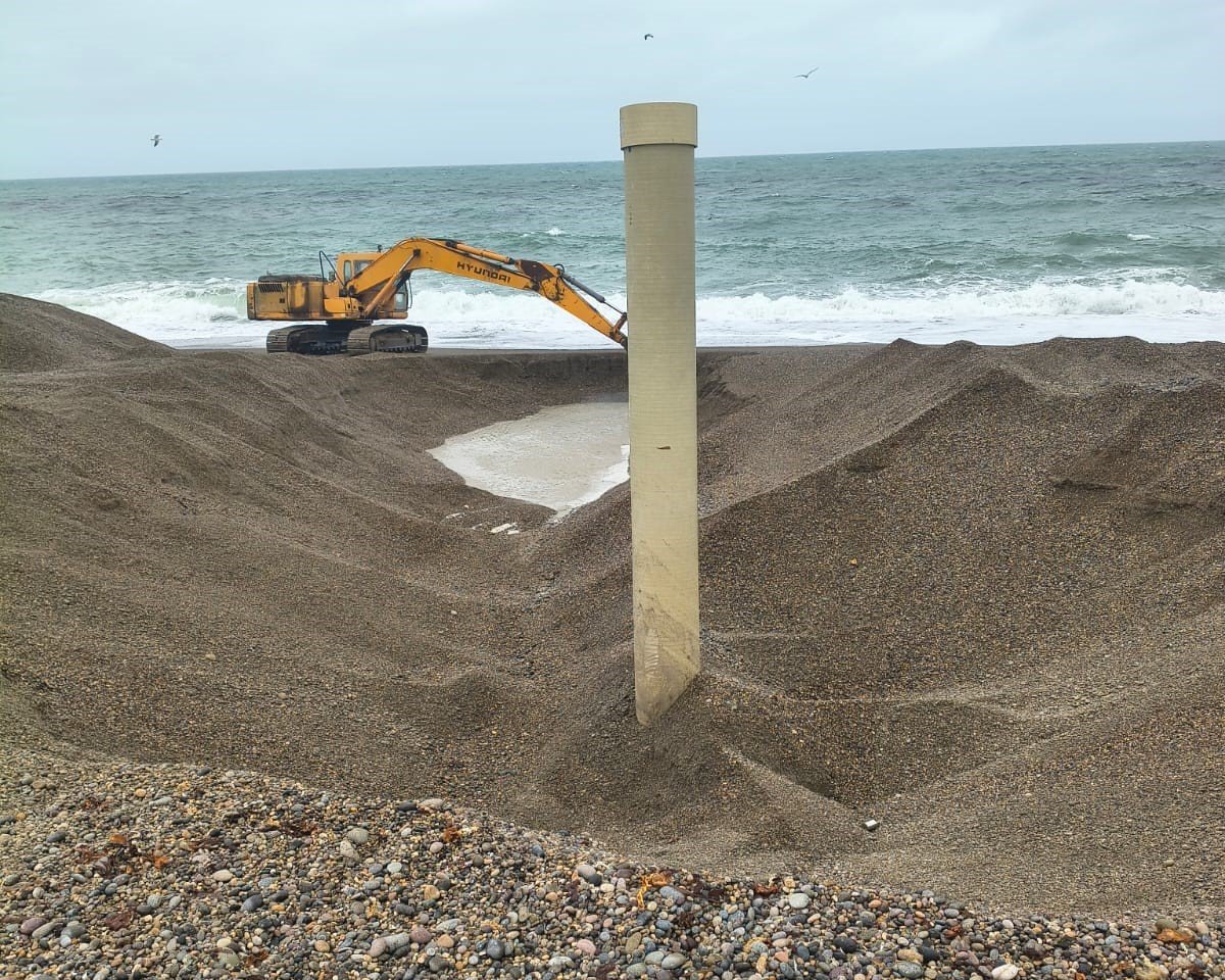 Trabajos de optimización en la toma de agua de mar en Puerto Deseado.