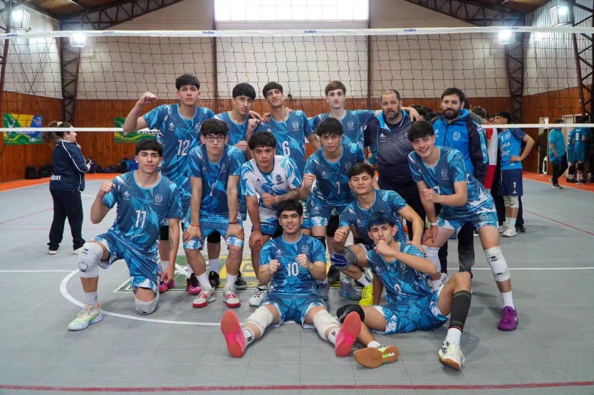 La Araucanía comenzó con doble triunfo para el vóley masculino de Santa Cruz