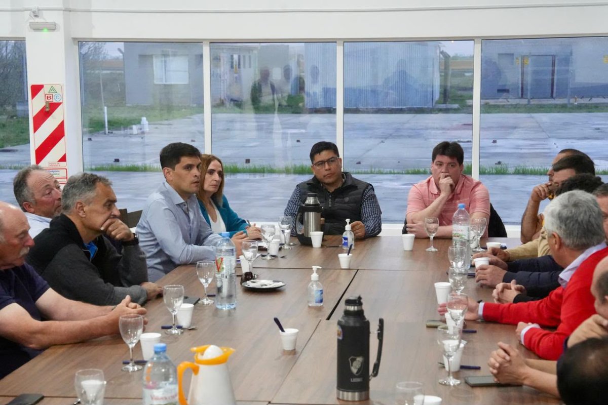El gobernador Claudio Vidal mantuvo un encuentro con el sector rural de la zona centro de Santa Cruz.