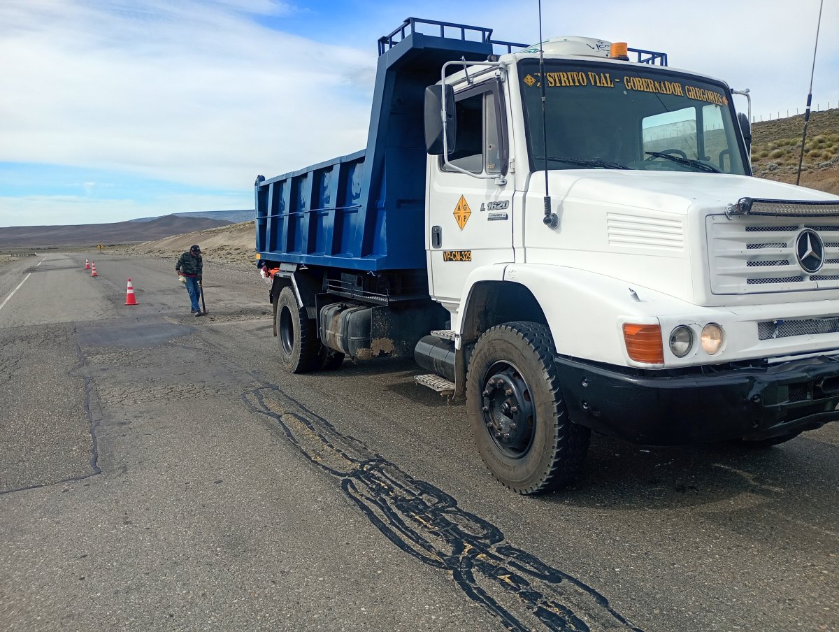 Se realizan mantenimiento con bacheos en Ruta Nacional N°40 Norte