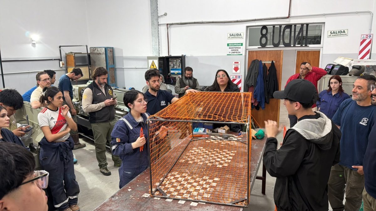 Del taller práctico de construcción de trampas rígidas de captura selectiva para la pesca artesanal, participaron estudiantes de 5º y 6º Año de la Escuela Industrial Nº8.