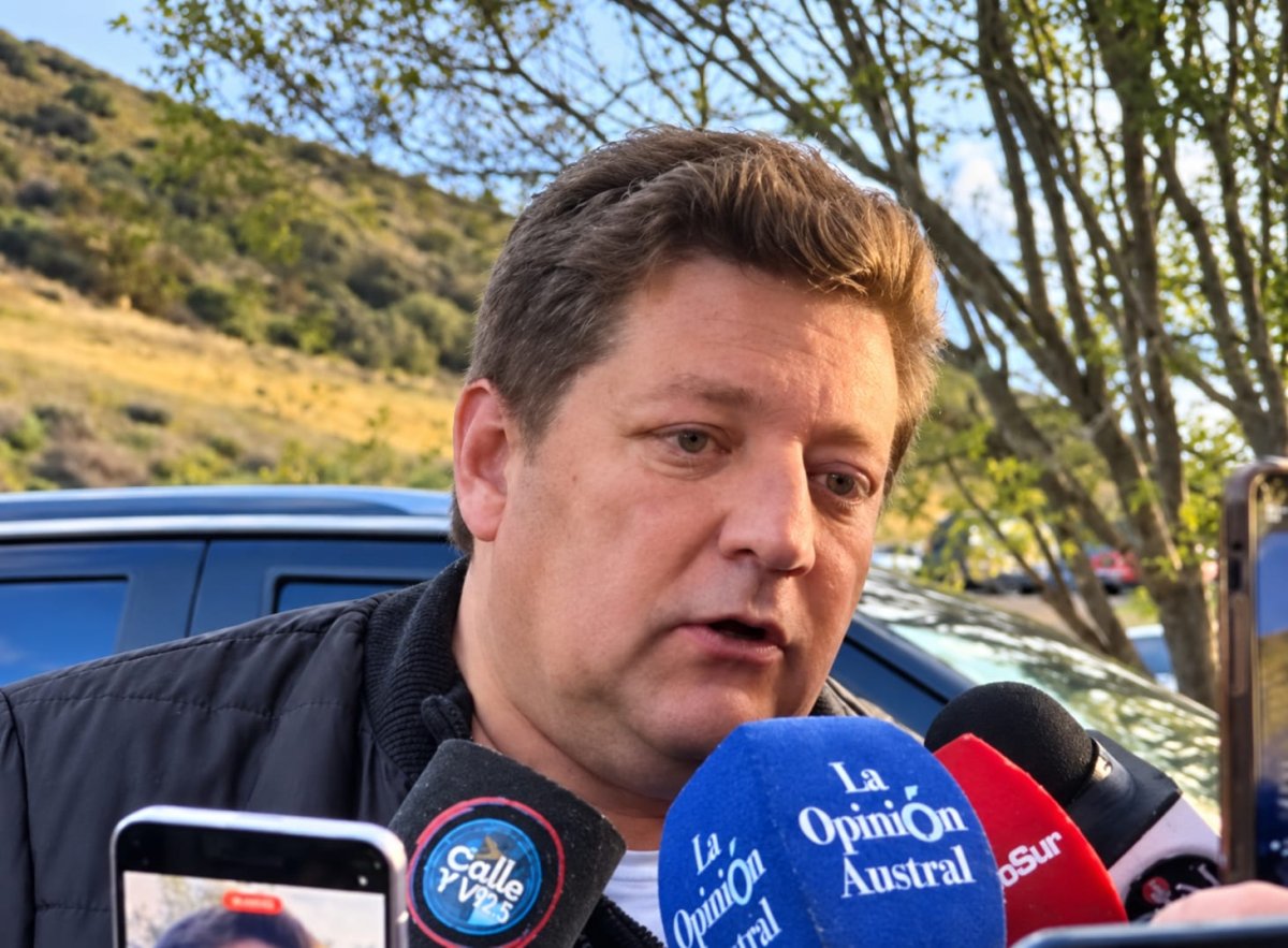 Pedro Luxen: “Por pedido del Gobernador mañana se suman seis buzos más para reforzar la búsqueda de los hermanitos”