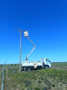 SPSE realizó trabajos de mantenimiento en la línea de media tensión que abastece a Jaramillo y Fitz Roy