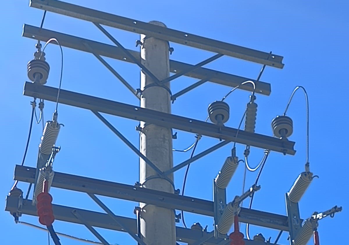 SPSE realizó trabajos de mantenimiento en la línea de media tensión que abastece a Jaramillo y Fitz Roy