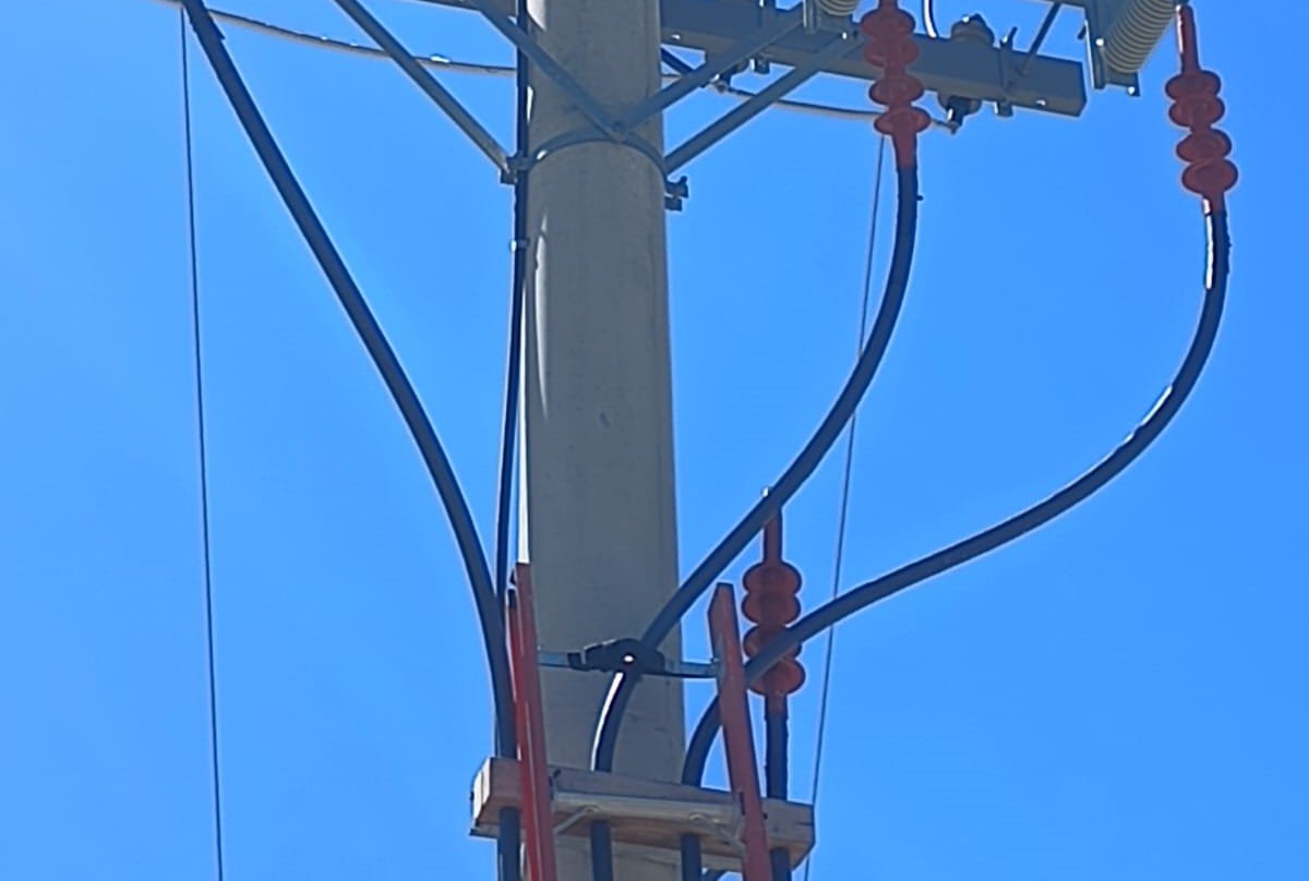 SPSE realizó trabajos de mantenimiento en la línea de media tensión que abastece a Jaramillo y Fitz Roy