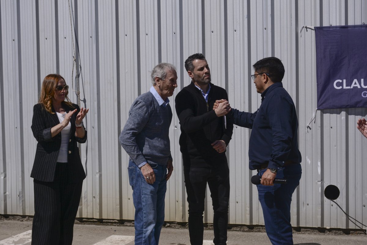 El gobernador Claudio Vidal junto Nicolás y Federico Marinaro de la empresa AMA Oils & Cía, acompañados por la ministra de Producción, Nadia Ricci.