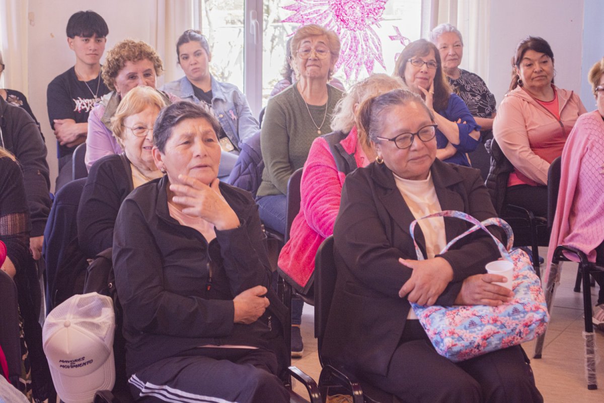 Jornada de concientización sobre el cáncer de mama en Recuerdos Compartidos