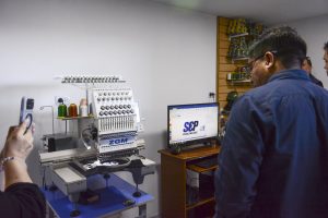 La Casa del Uniforme abrió las puertas de su taller textil en la SAU 