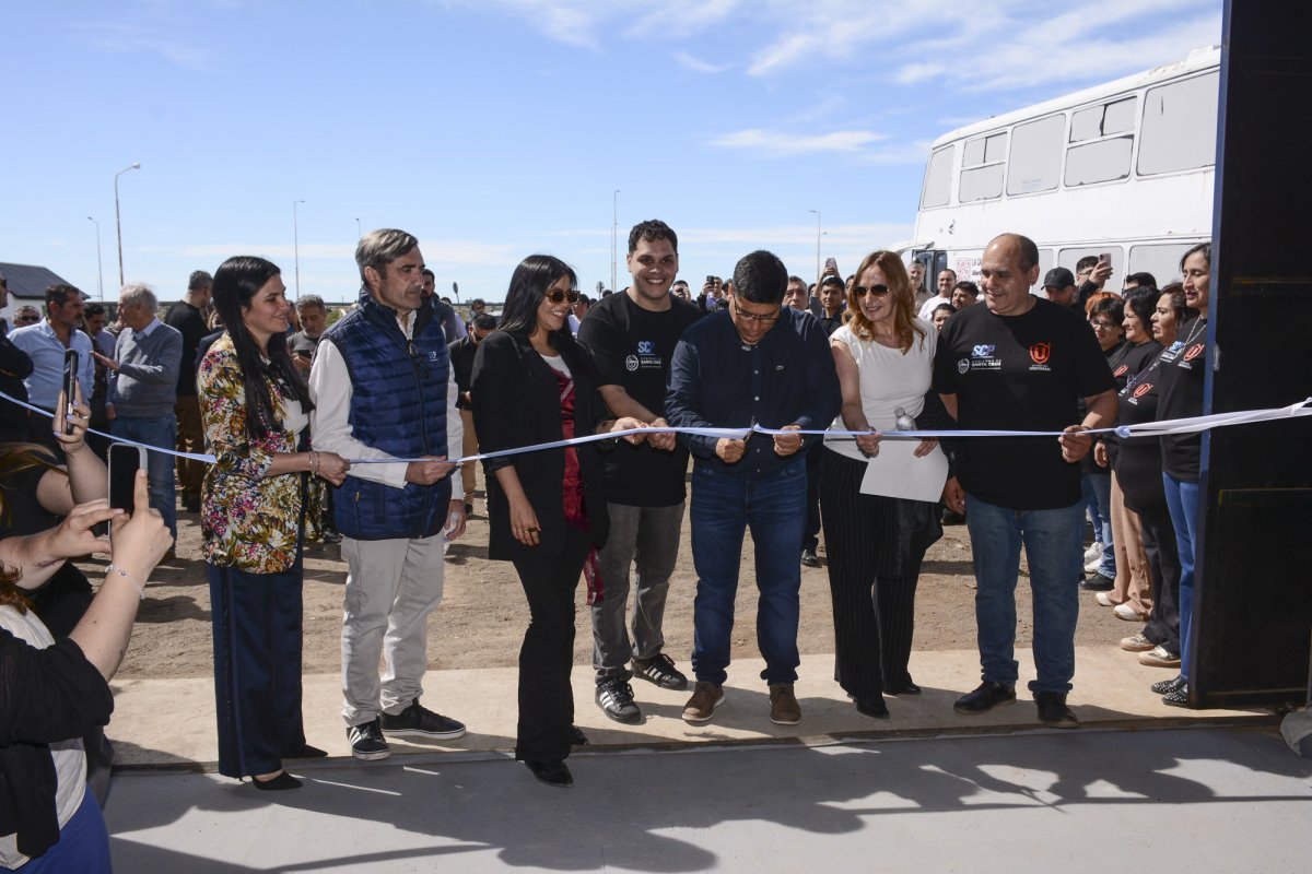 La Casa del Uniforme abrió las puertas de su taller textil en la SAU