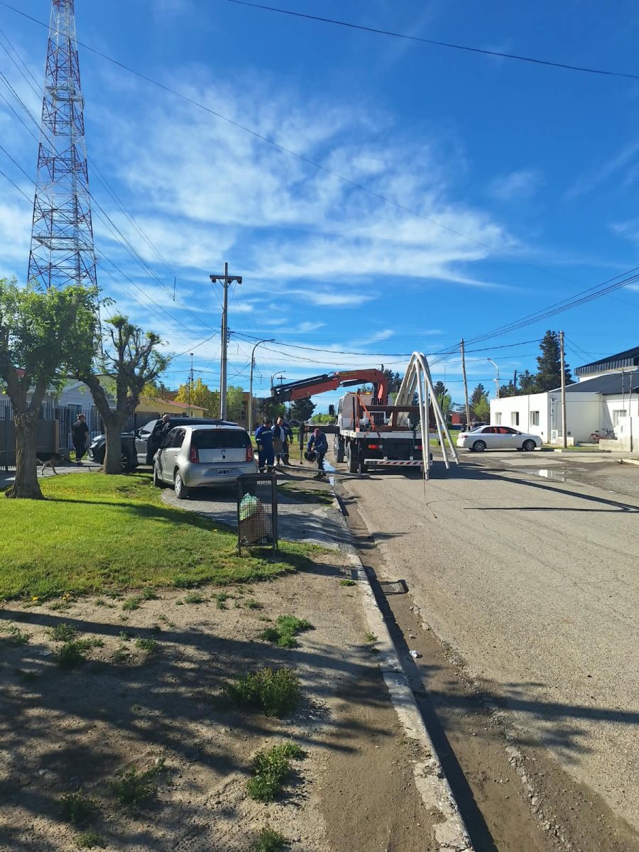 Puerto Santa Cruz: Renuevan el tendido eléctrico en la calle Frank Lewis con cableado preensamblado y columnas metálicas