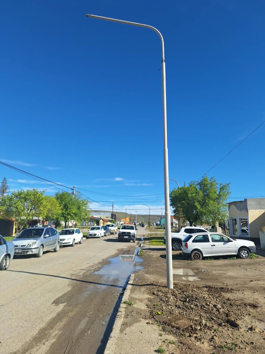 Puerto Santa Cruz: Renuevan el tendido eléctrico en la calle Frank Lewis con cableado preensamblado y columnas metálicas