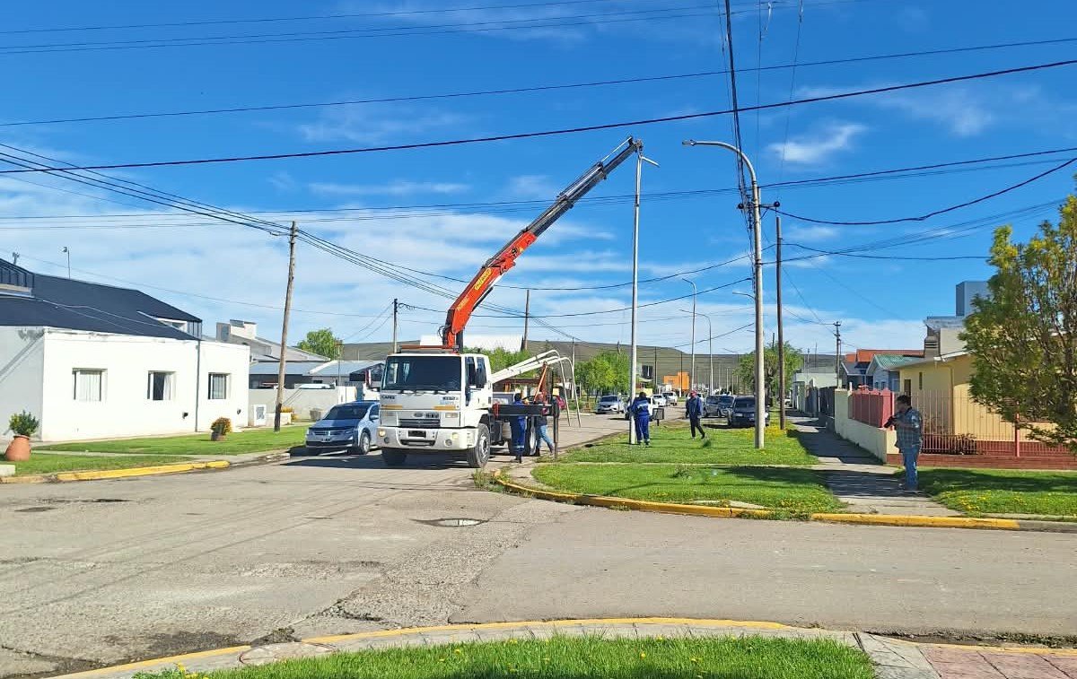 Nueva red eléctrica y columnas metálicas en Puerto Santa Cruz.