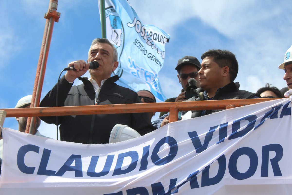 Claudio Vidal, gobernador de Santa Cruz junto al ministro de Energía y Minería, Jaime Álvarez en Aguada Bandera.