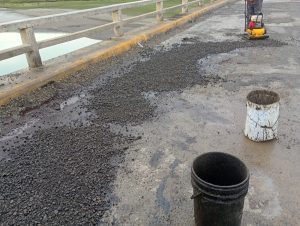 Vialidad realiza trabajos de bacheo en Puente Chico sobre la Ruta Nacional Nº 3