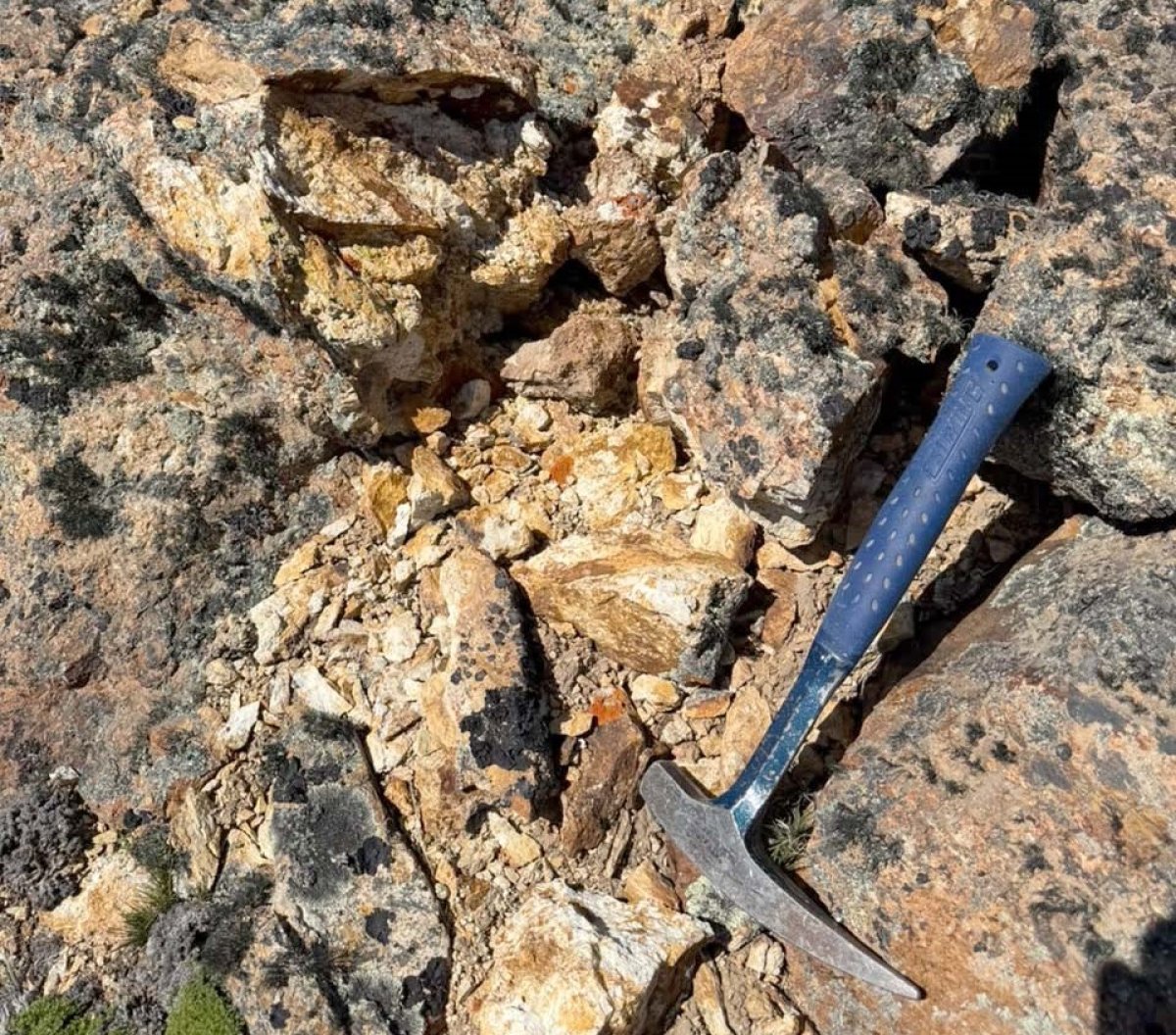 Santa Cruz verificó inversiones en proyectos mineros del Macizo del Deseado