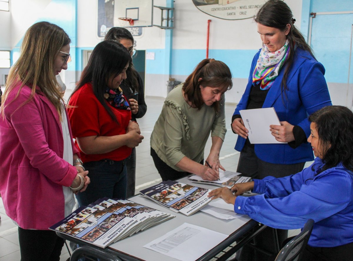 La guía "Escuelas que Acompañan en Comunidad" llegó a Río Turbio