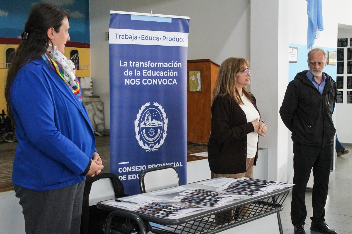 La guía "Escuelas que Acompañan en Comunidad" llegó a Río Turbio